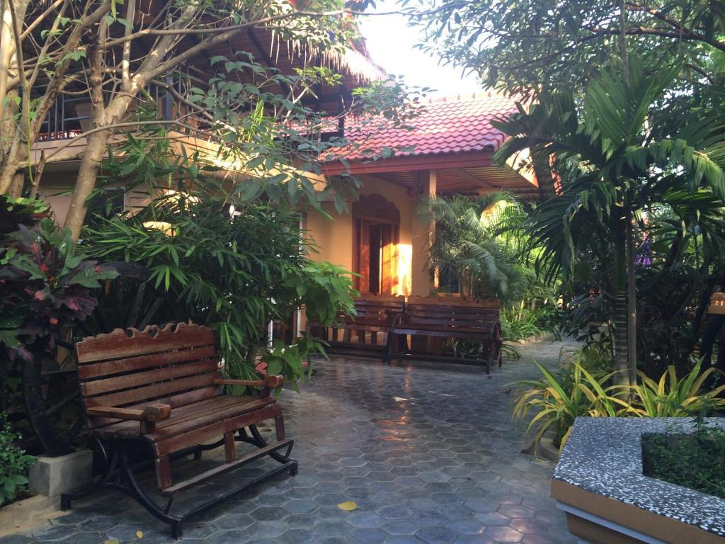 Delux Villa Battambang Exteriör bild