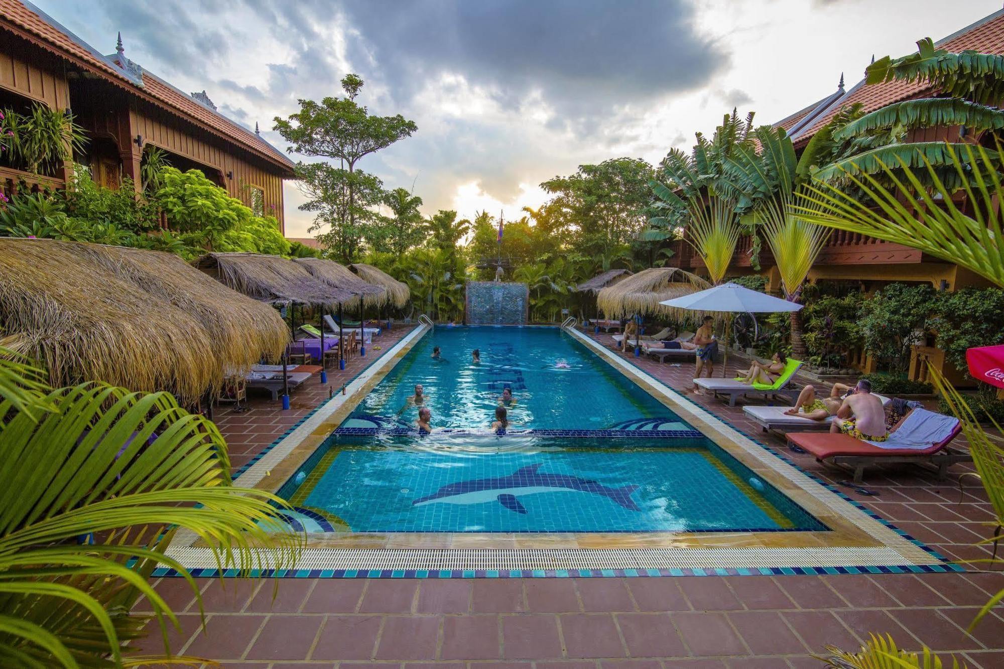 Delux Villa Battambang Exteriör bild